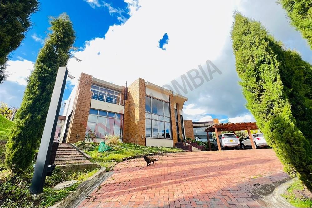 VENDO CASA ESPECTACULAR EN LA CALERA