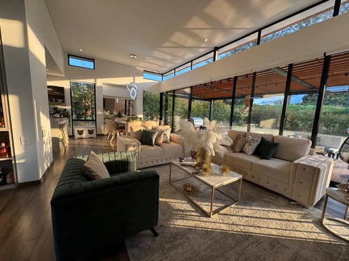 Venta Exclusiva: Moderna Casa de un Piso en Refugio del Valle, La Calera